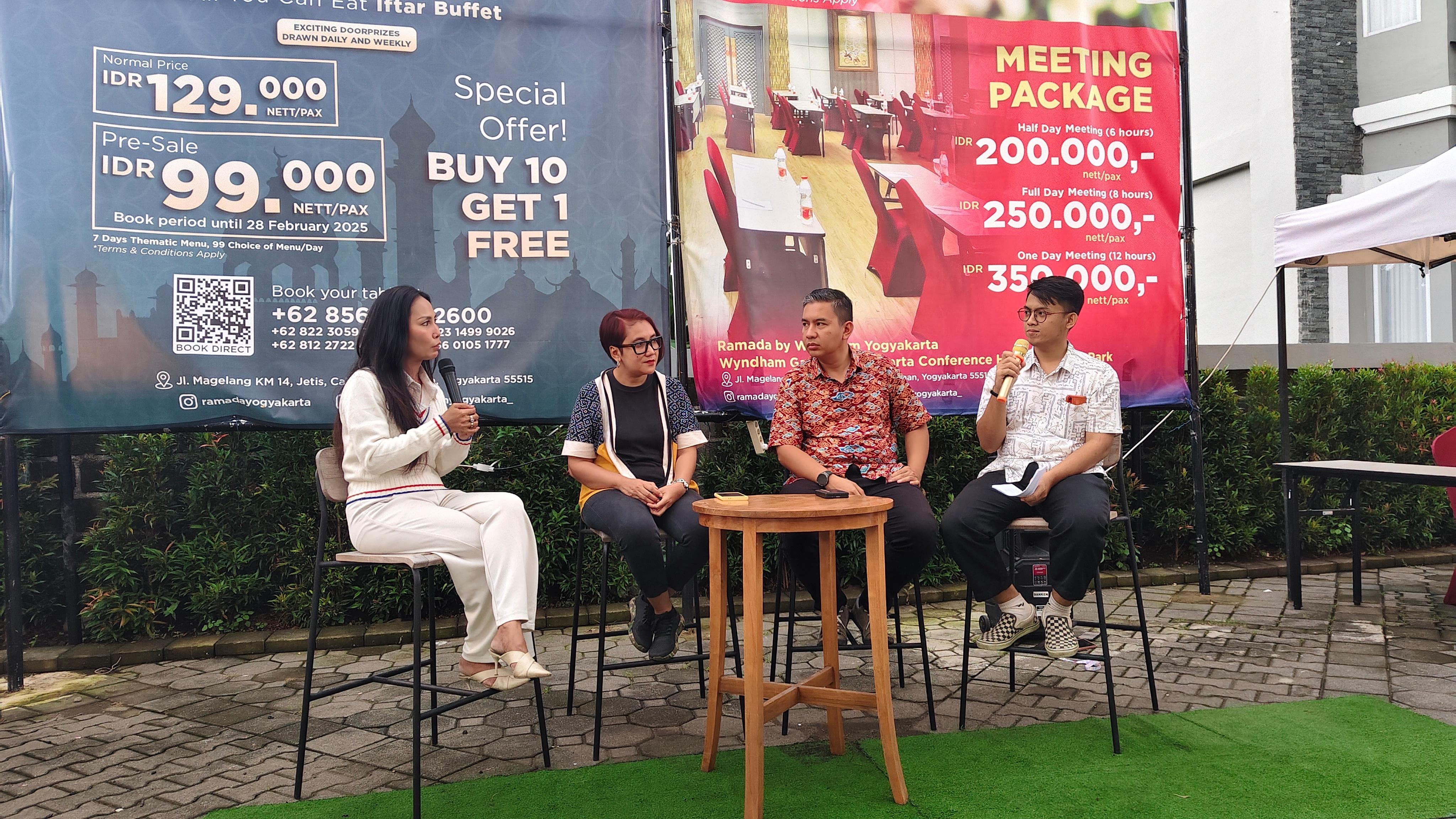Talkshow singkat jelang buka puasa di area Pasar Ramadan di Ramada, Jumat (7/3/2025).