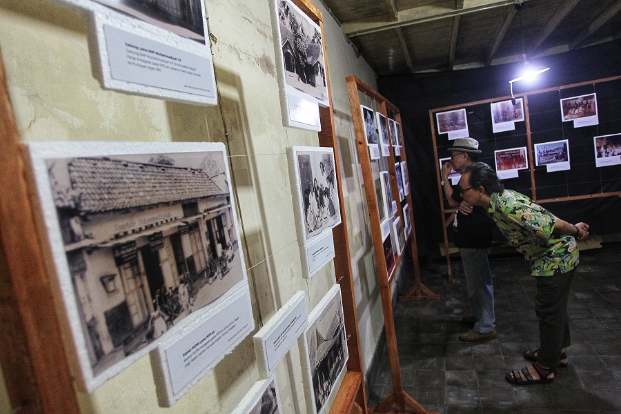 Pengunjung mengamati foto-foto yang dipajang dalam pameran foto Jejak Langkah Seabad Muhammadiyah Kotagede, di Between Two Gates, Kotagede, Kota Jogja, Minggu (9/3/2025).