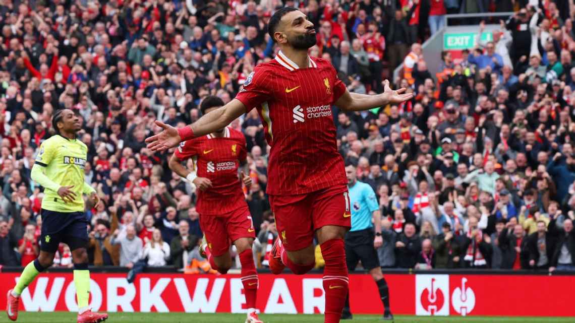 Selebrasi Mohamed Salah usai mencetak gol ke-242 bagi Liverpool dalam kemenangan atas Southampton