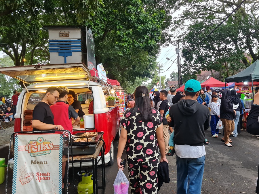 RAMAI: Kampung Ramadan di kompleks Rindam IV Diponegoro diserbu warga dari berbagai daerah,&nbsp;Minggu (9/3/2025) sore.