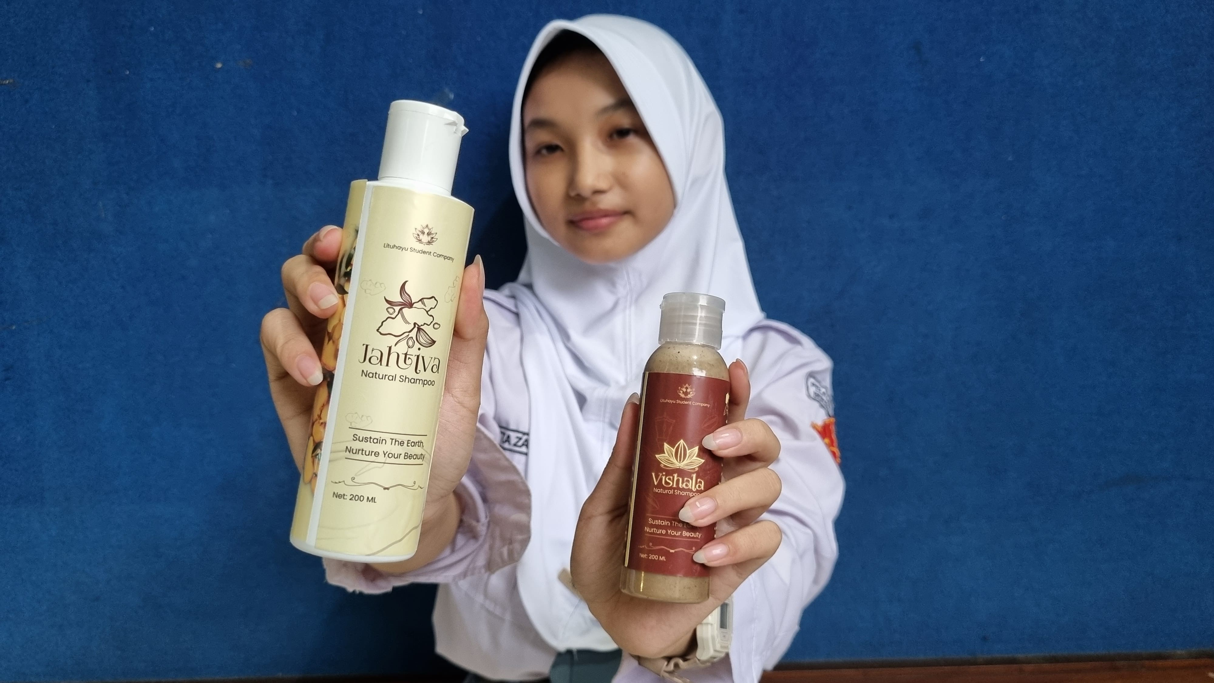 Tim Lituhayu Student Company dari SMAN 3 Jogjakarta menunjukkan produk sampo mereka yang dibuat dari bahan baku kopi, dan juga jahe