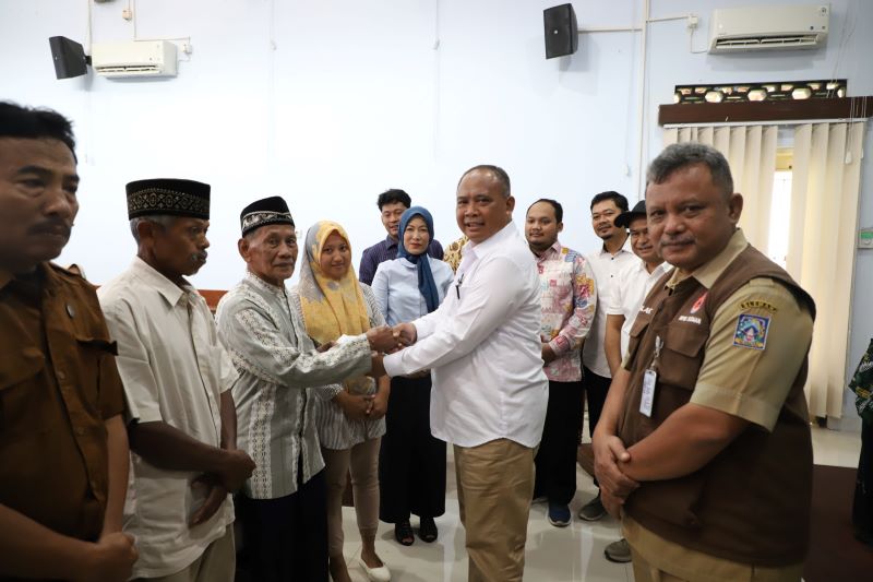 Bupati Sleman Harda Kiswaya saat  penyerahan bantuan bencana kepada keluarga yang terdampak Senin (10/3).