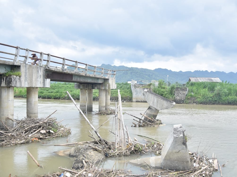 Bupati Kebumen Lilis Nuryani didampingi Wakil Bupati Zaeni Miftah meninjau kondisi Jembatan Weton Kulon yang putus akibat banjir, kemarin.