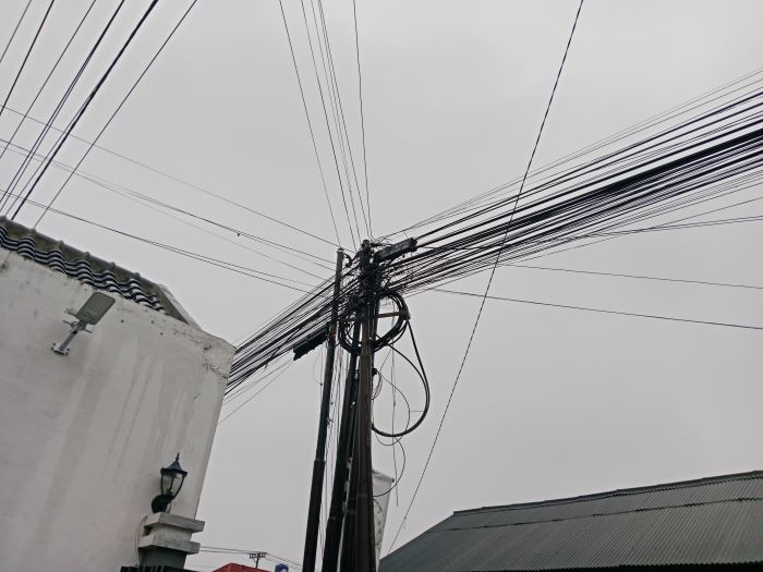 TIDAK RAPI: Salah satu spot kabel fiber optic yang semrawut di Kapanewon Depok, Sleman.