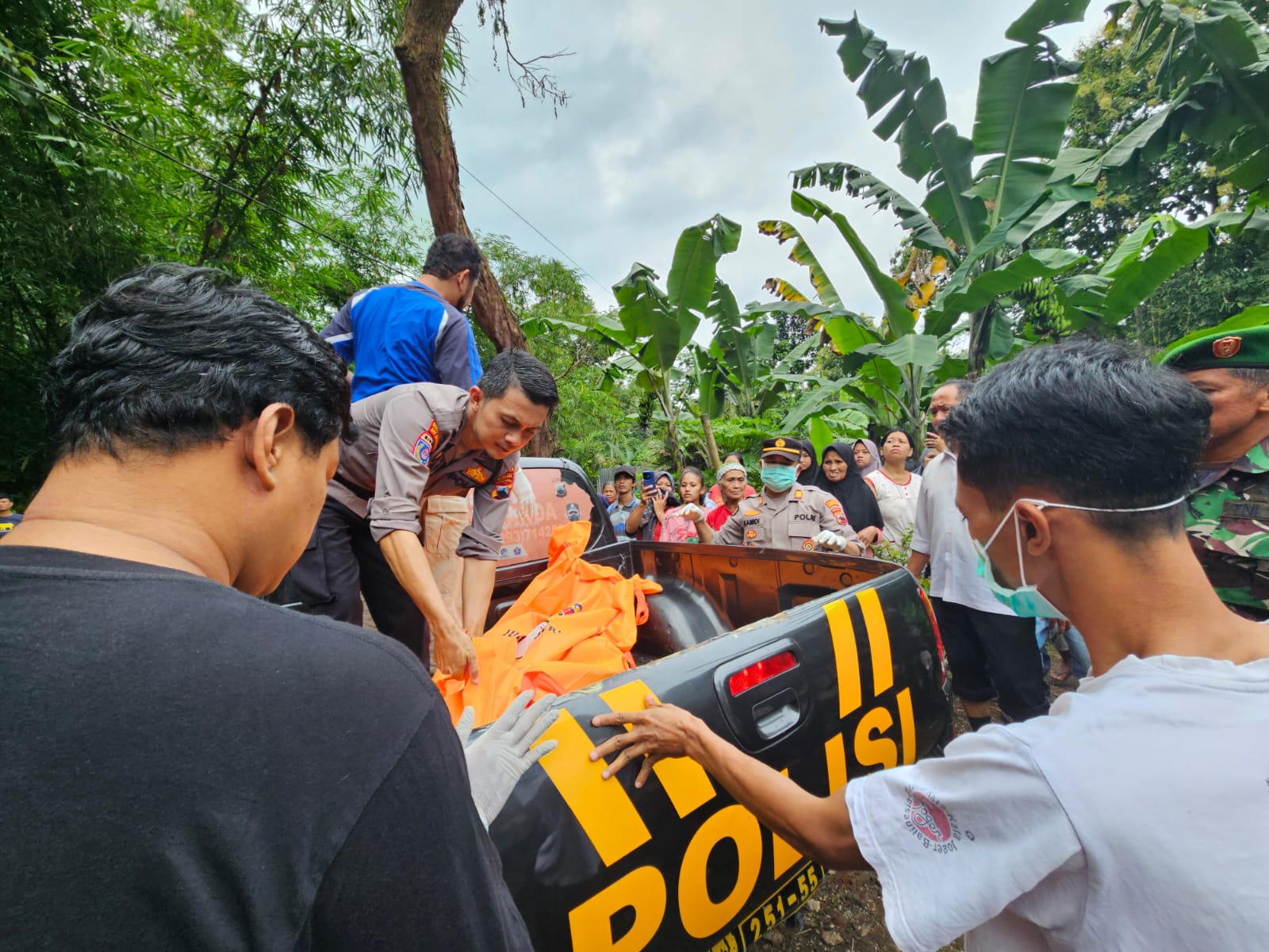 EVAKUASI: Warga Pucang, Secang berinisial A ditemukan meninggal dunia di aliran sungai gandu, Senin (10/3).
