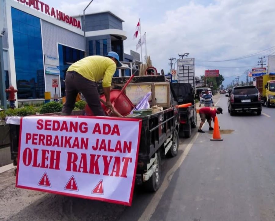 perbaikan jalan yang dilakukan oleh masyarakat