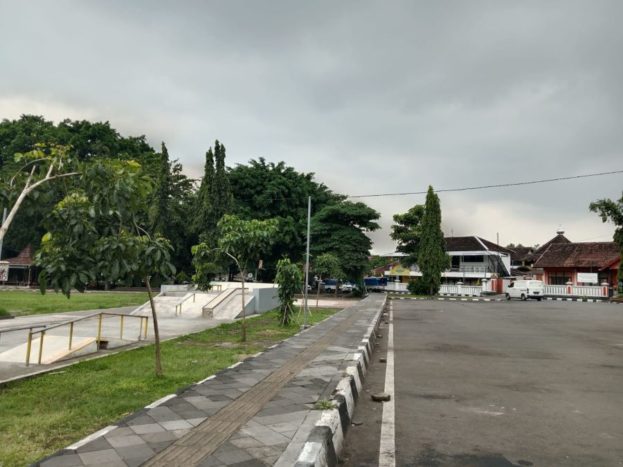 Aspal utara Denggung yang digunakan untuk pedagang berjualan