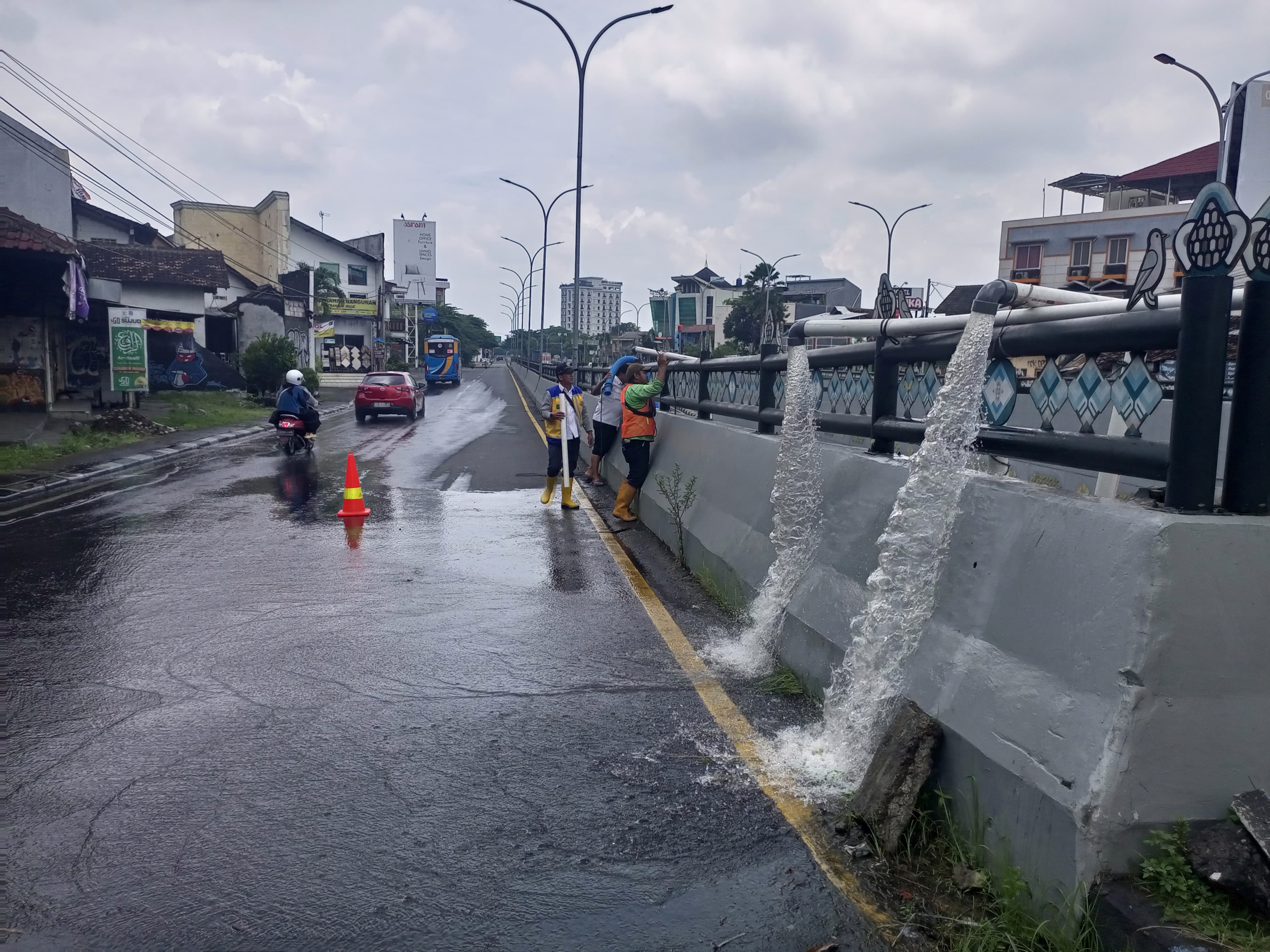 Proses penyedotan air yang ada di Undepass Kentungan