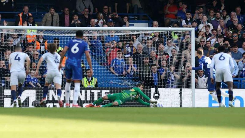 Kiper Leicester City, Mads Hermansen berhasil tepis sepakan penalti Cole Palmer