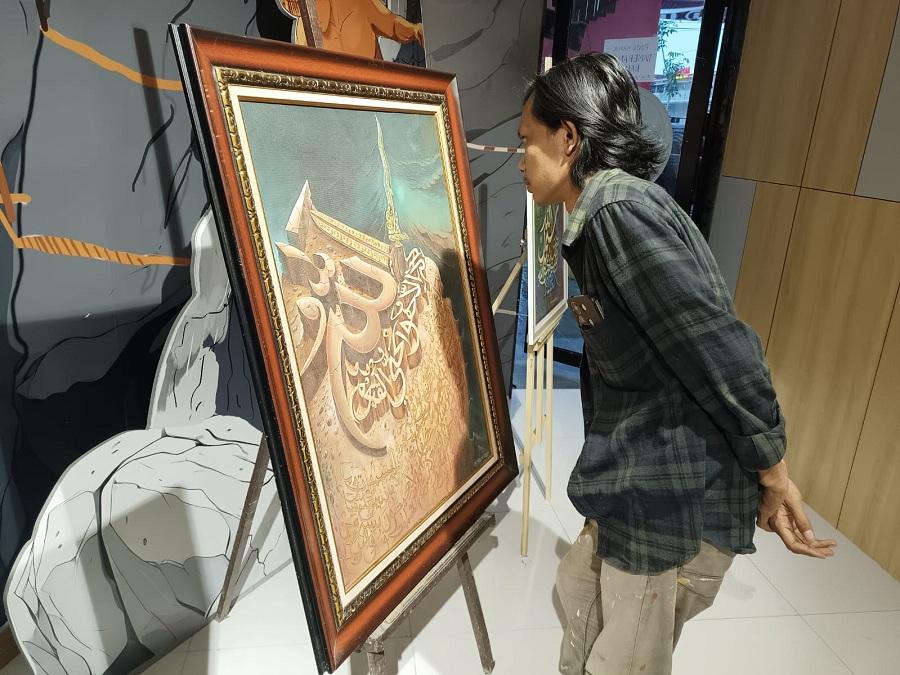SENI ISLAMI : Pengunjung menyaksikan hasil karya seniman kaligrafi lokal yang dipamerkan dari 8-16 Februari 2025 di gedung Badan Pengelola Geopark Kebumen.