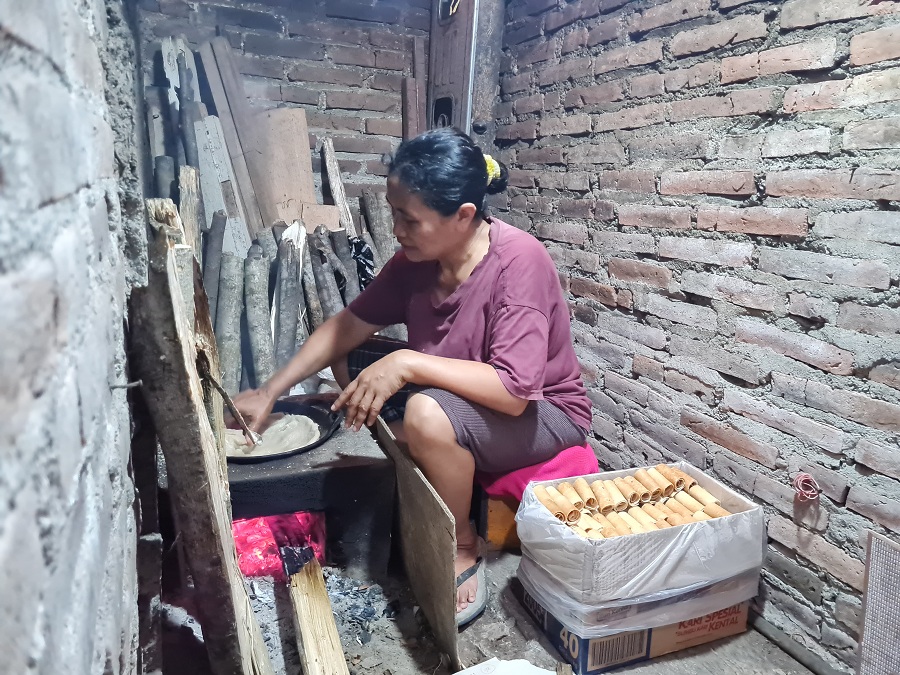 TEKUN: Rikanah telaten membuat kereng di sebuah dapur yang sempit. Menjadi camilan wajib saat Lebaran, kue tradisional ini diburu pemesan saat Ramadan.