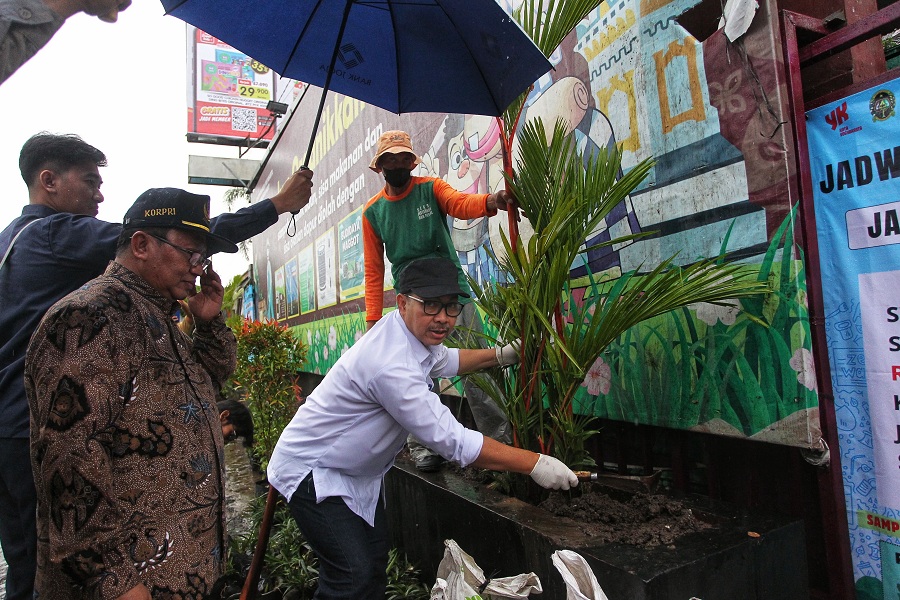 Wali Kota Jogja Hasto Wardoyo menanam pohon untuk mengawali pembangunan taman di depo sampah Purawisata, Jalan Brigjend Katamso, Kota Jogja, Senin (10/3/2025).