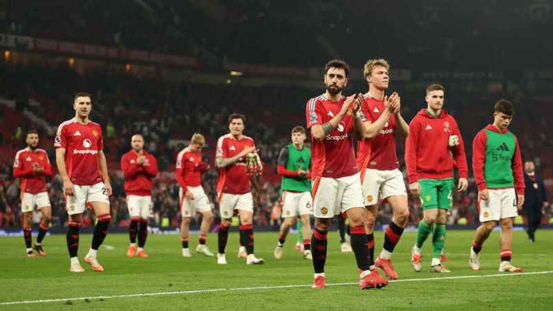 Pemain Manchester United, Bruno Fernandes, merayakan dengan rekan setimnya setelah hasil imbang di Premier League melawan Arsenal
