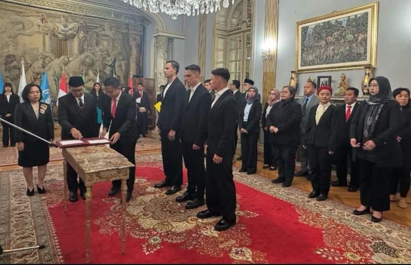 Tiga calon pemain Timnas Indonesia menjalani sumpah dan janji pewarganegaraan di Kedutaan Besar Republik Indonesia (KBRI) di Roma, Italia, pada Senin (10/3/2025).
