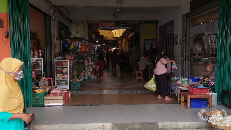 AKTIVITAS: Suasana Pasar Wates yang terpantau sepi pengunjung.&nbsp;
