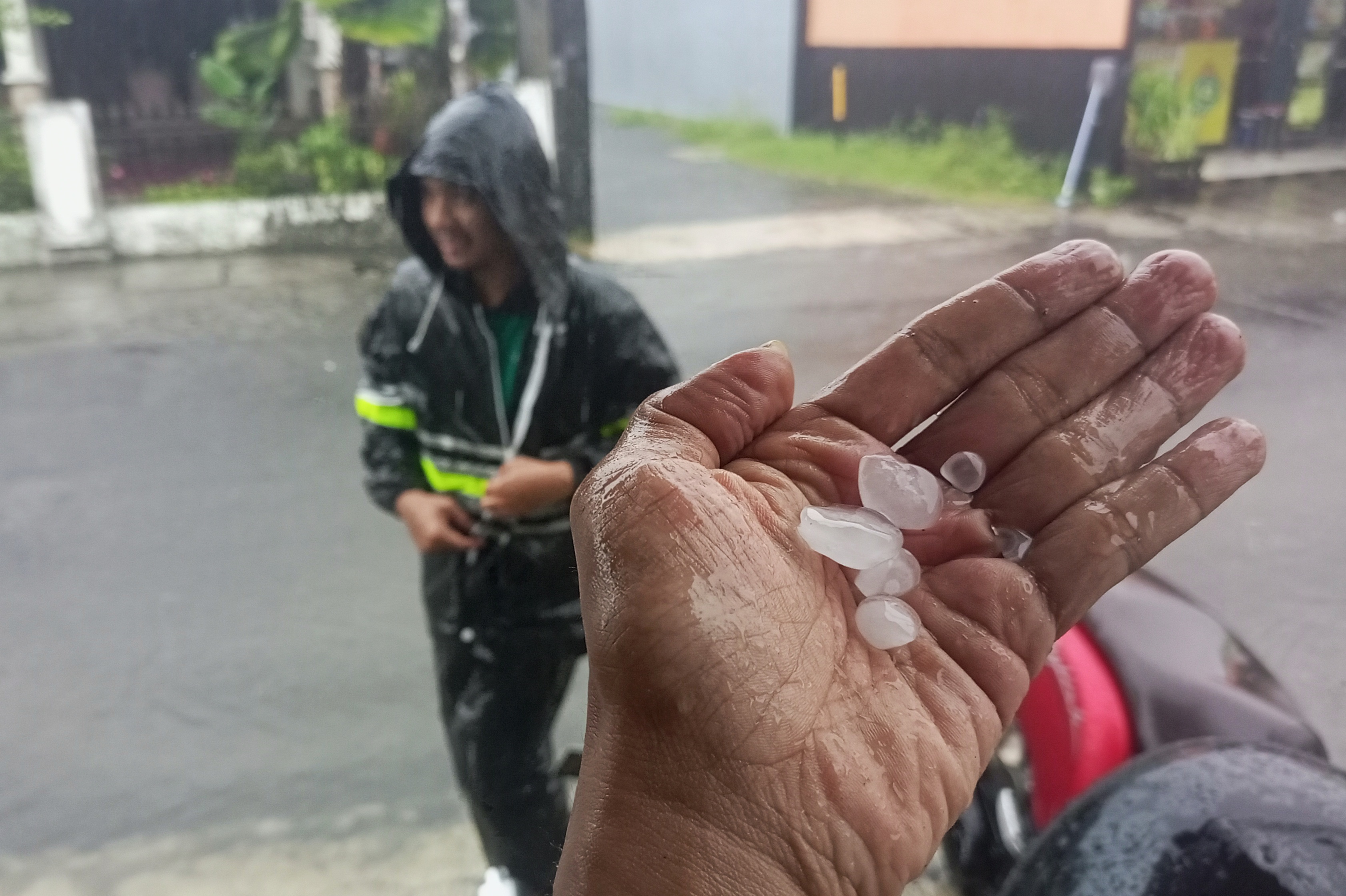 Butiran es cukup besar jatuh dari langit bersamaan dengan hujan deras di Jogja (11/3/2025).