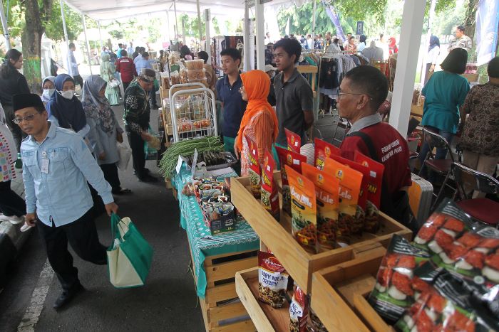 PERDANA: Pengunjung membeli produk UMKM yang turut serta dalam acara Pasar Lebaran 2025 di area Lapangan Pemda Sleman Selasa (11/3).