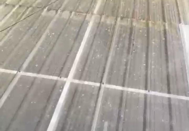 Atap garasi mobil yang berlubang