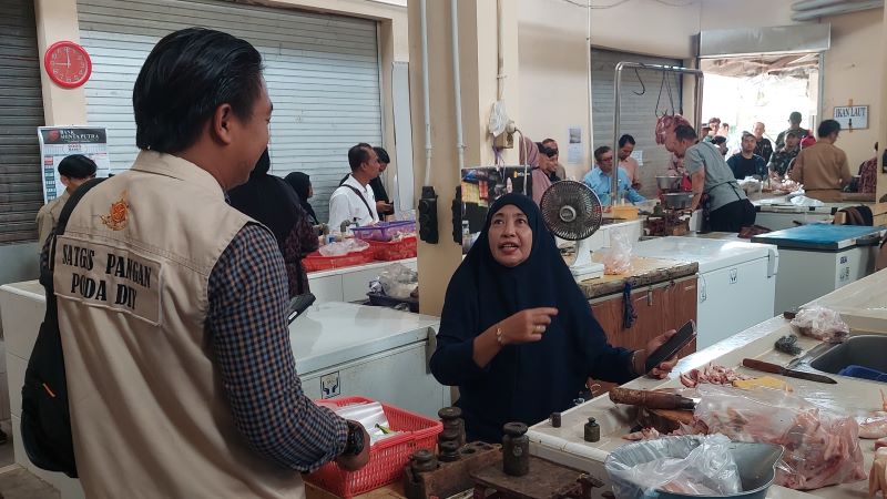 TINJAU: Tim Pemantuan menanyakan harga daging ke penjual Pasar Wates.&nbsp;