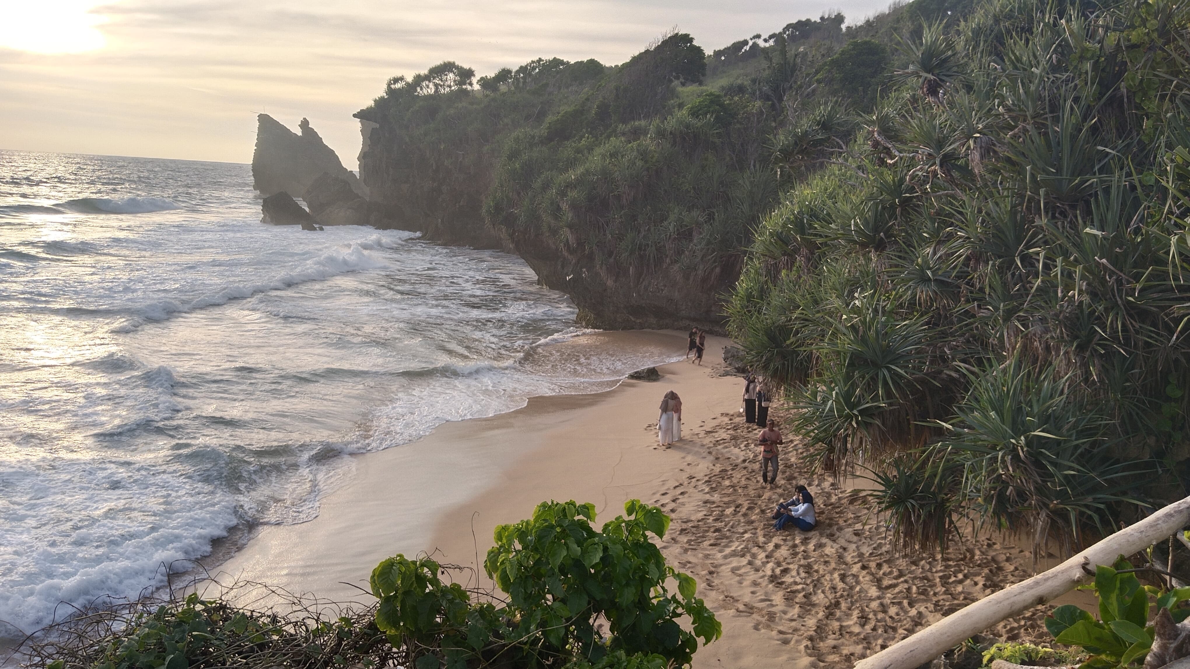 &nbsp;  Objek wisata Pantai Midodaren, Kalurahan Kanigoro, Kapanewon Saptosari, Gunungkidul.