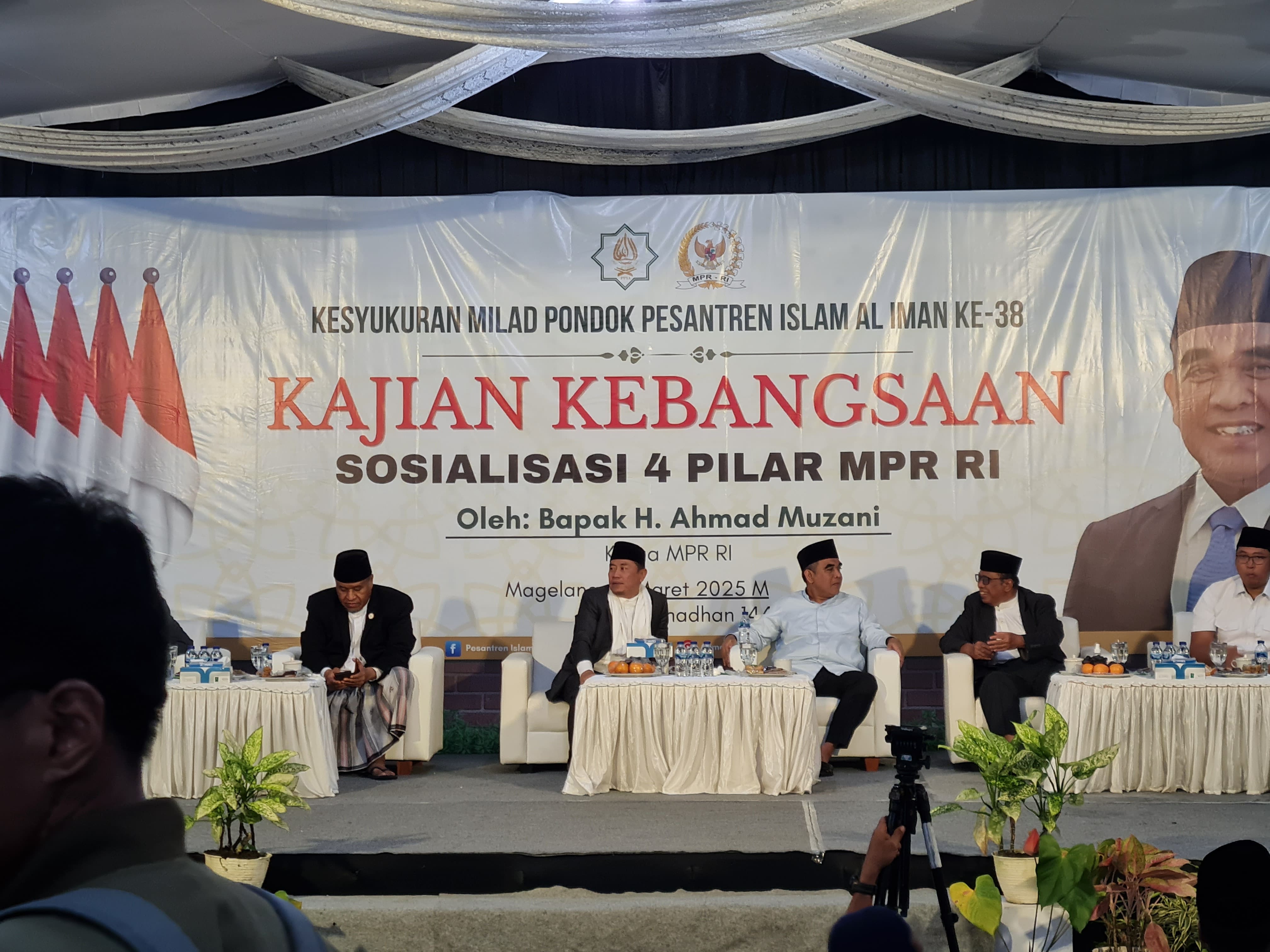 BERI KAJIAN: Ketua MPR RI didampingi Wamentan dan pengasuh Ponpes Islam Al Iman Muntilan saat memberi sosialisasi empat pilar, Senin malam (10/3).