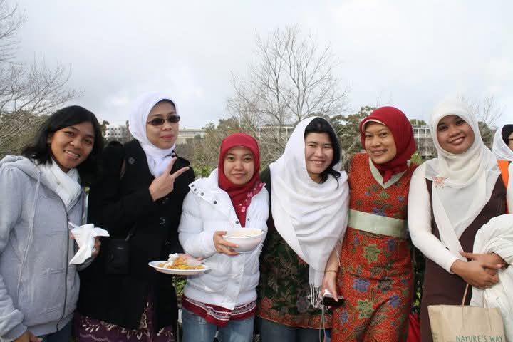 HARUS LEBIH KUAT: Dianita Sugiyo dan momen-momennya selama menjalani puasa di luar negeri. Ia menjalani puasa di Australia dan Jerman.
