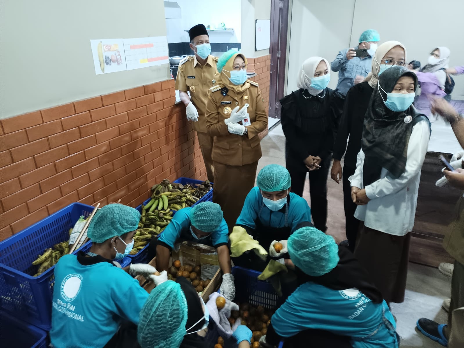 Bupati Kebumen Lilis Nuryani bersama rombongan pejabat meninjau dapur Makan Bergizi Gratis (MBG) di Jalan Soetoyo Nomor 52, Kebumen, kemarin (11/3).