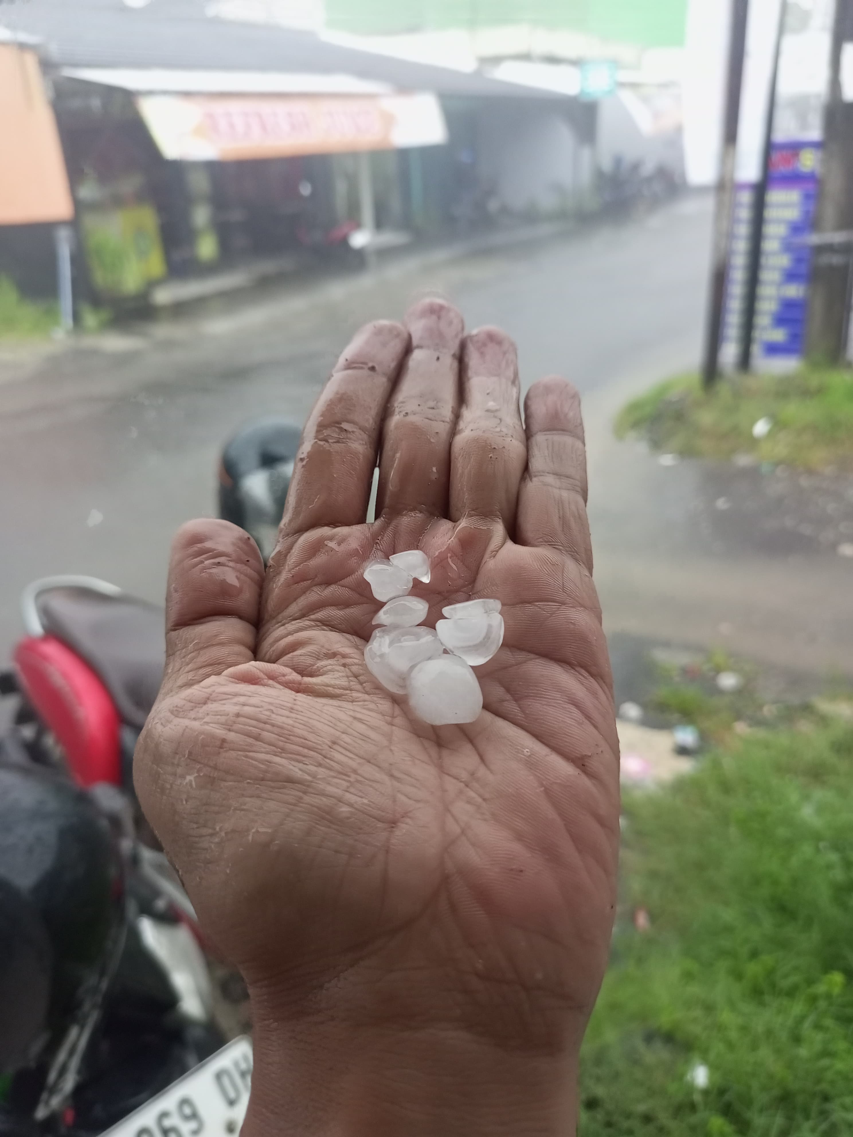 Butiran es cukup besar jatuh dari langit bersamaan dengan hujan deras di Jogja (11/3/2025).