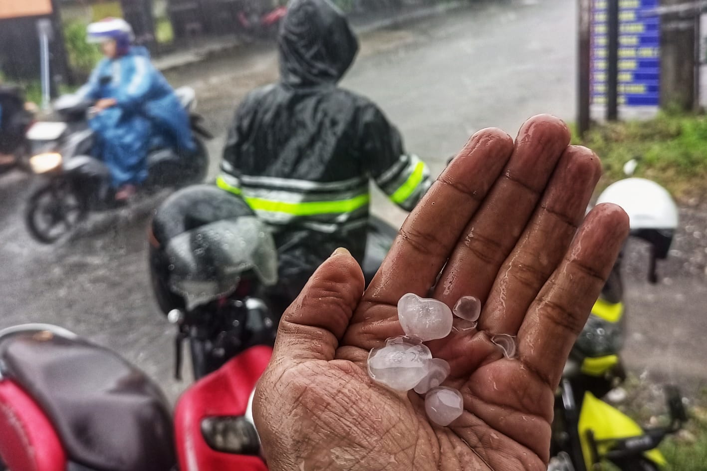 Butiran es yang jatuh bersamaan dengan hujan deras yang terjadi di Kwarasan, Jalan Godean, Sleman (11/3/2025).