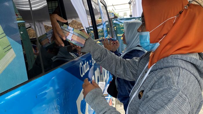 PERSIAPAN FITRAH: Antusiasme masyarakat untuk menukarkan uang layak edar dalam program Serambi 2025 di halaman Masjid Gedhe Kauman, Jogja, Selasa (11/3).