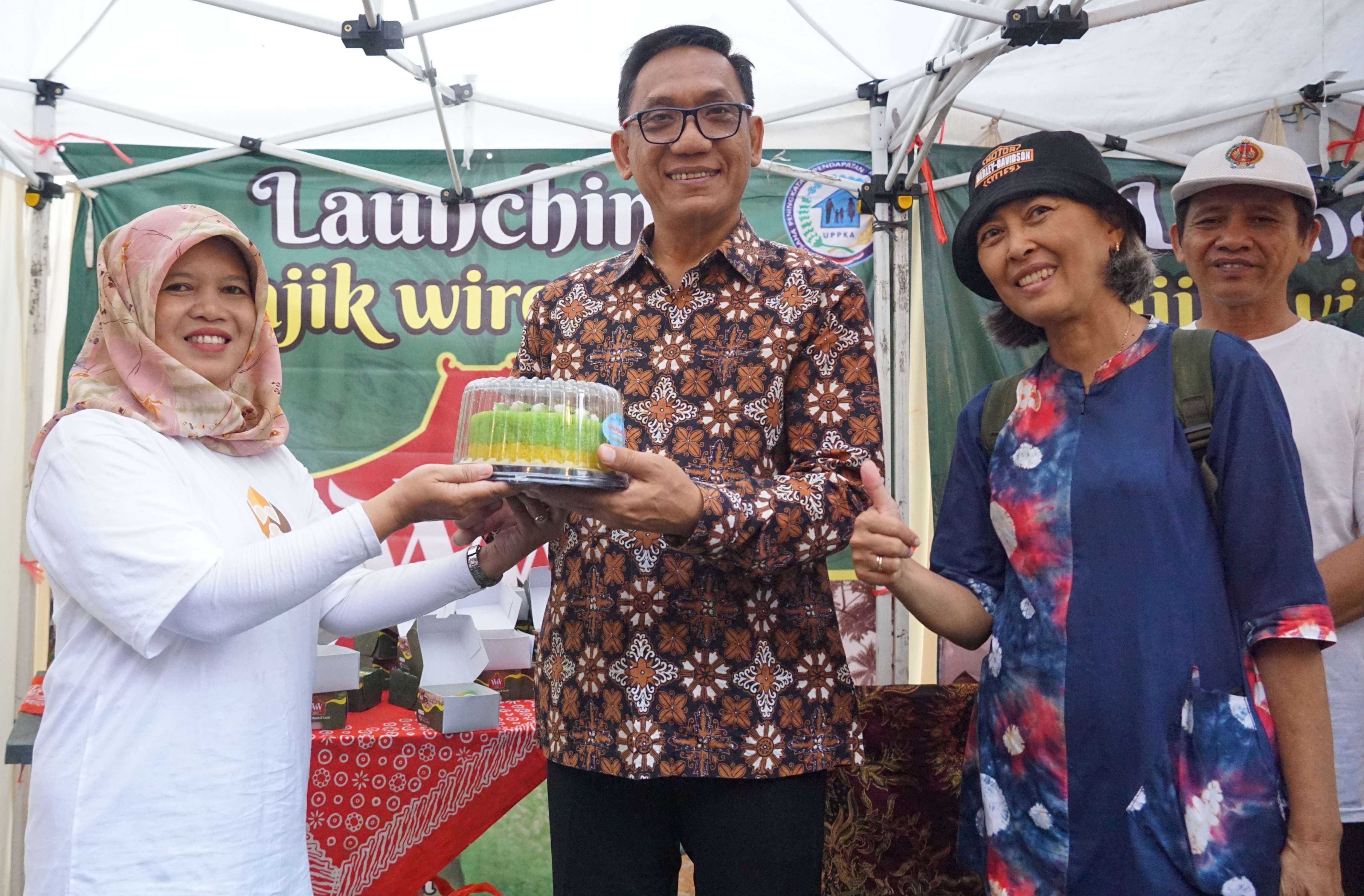 MAKANAN KHAS :&nbsp;Lurah Wirogunan Siti Mahmudah Setyaningsih dan Wakil Wali Kota Jogja Wawan Harmawan saat menunjukkan wajik khas Wirogunan, Selasa (11/3/2025).