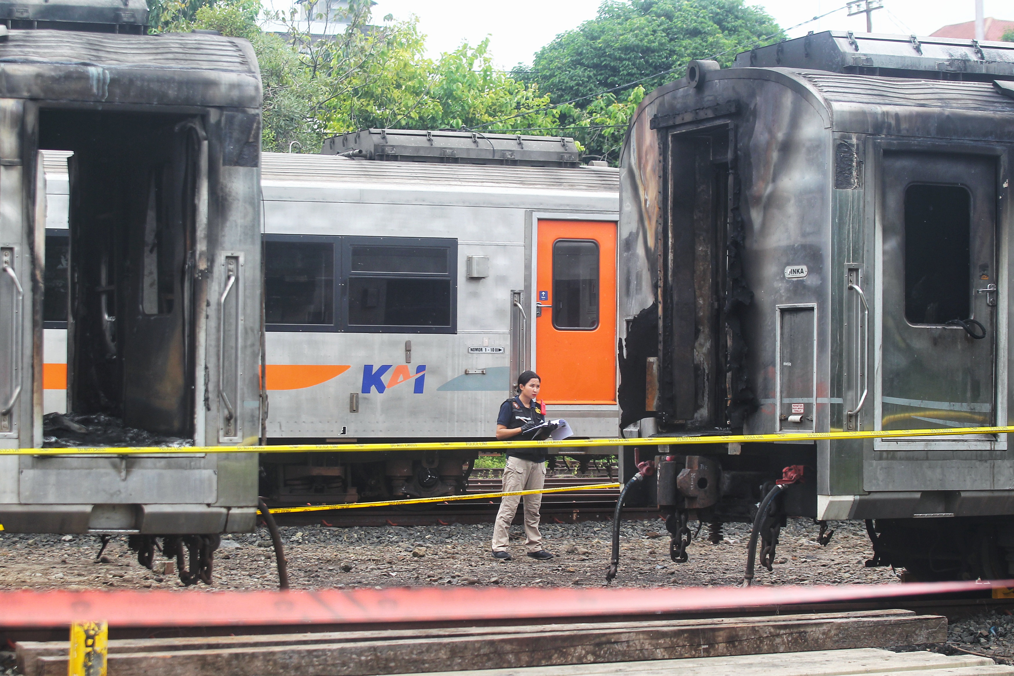 Tim Inafis Polda DIY melakukan pemeriksaan pada gerbong kereta yang terbakar di Stasiun Tugu