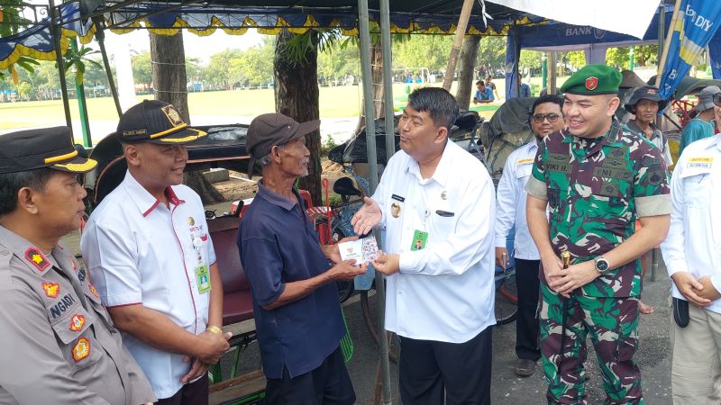 ZAKAT: Bupati Kulon Progo memberikan amplop berisi uang tunai ke penarik becak.&nbsp;
