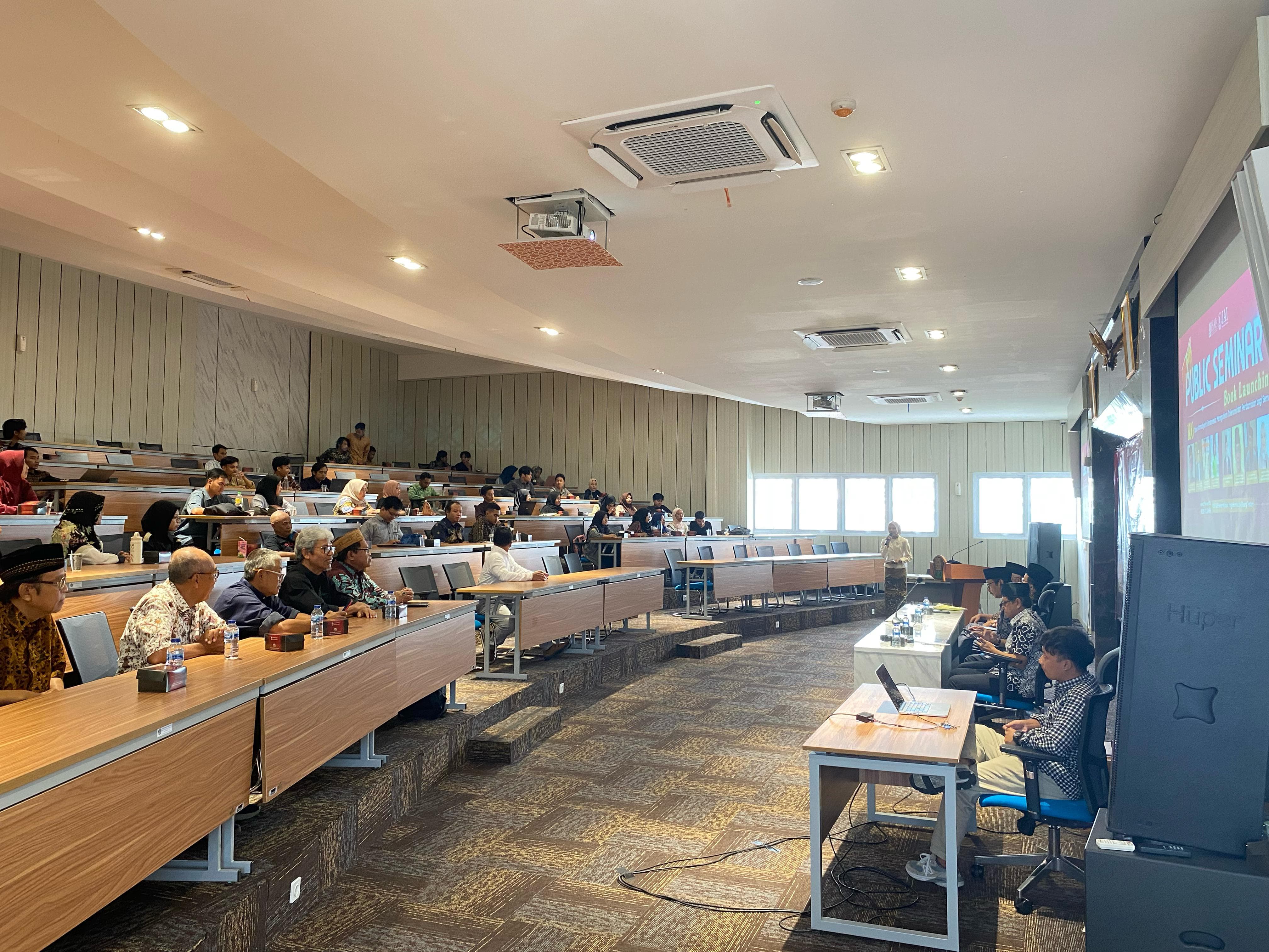 Sesi seminar dan bedah buku karya akademisi UIN Sunan Kalijaga yang berjudul Agama Faktual: Pertarungan Wacana dan Dinamika Sosiologis Jemaat Ahmadiyah di Indonesia  &nbsp;
