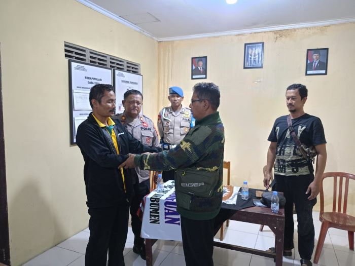 PENYELESAIAN KASUS: Polsek Ayah menyelesaikan kasus pencurian gula merah dengan damai melalui cara kekeluargaan.