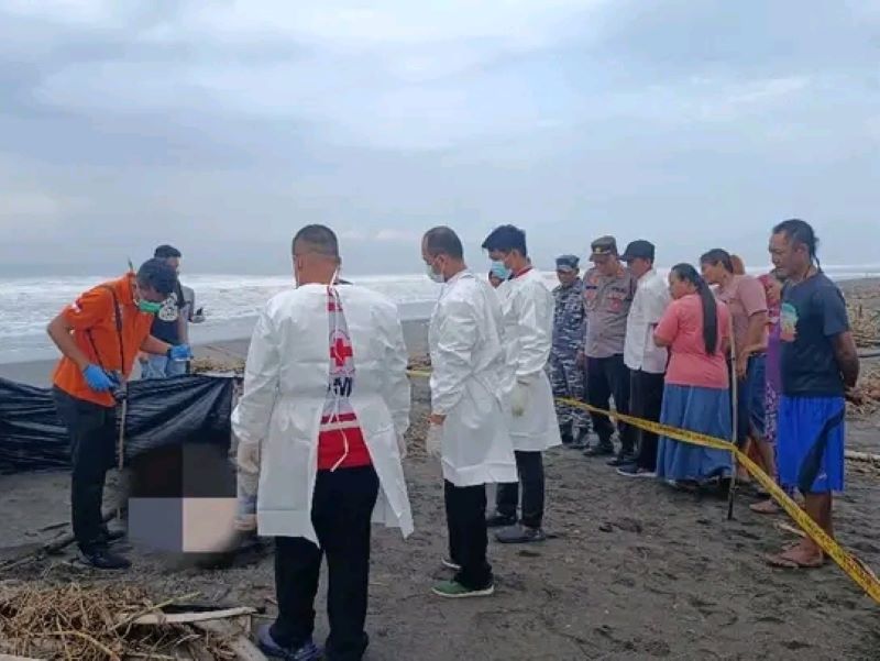 EVAKUASI KORBAN : Petugas mengevakuasi jenazah Kalis Efendi, 47, warga Kulon Progo yang ditemukan meninggal di Pantai Keburuan.