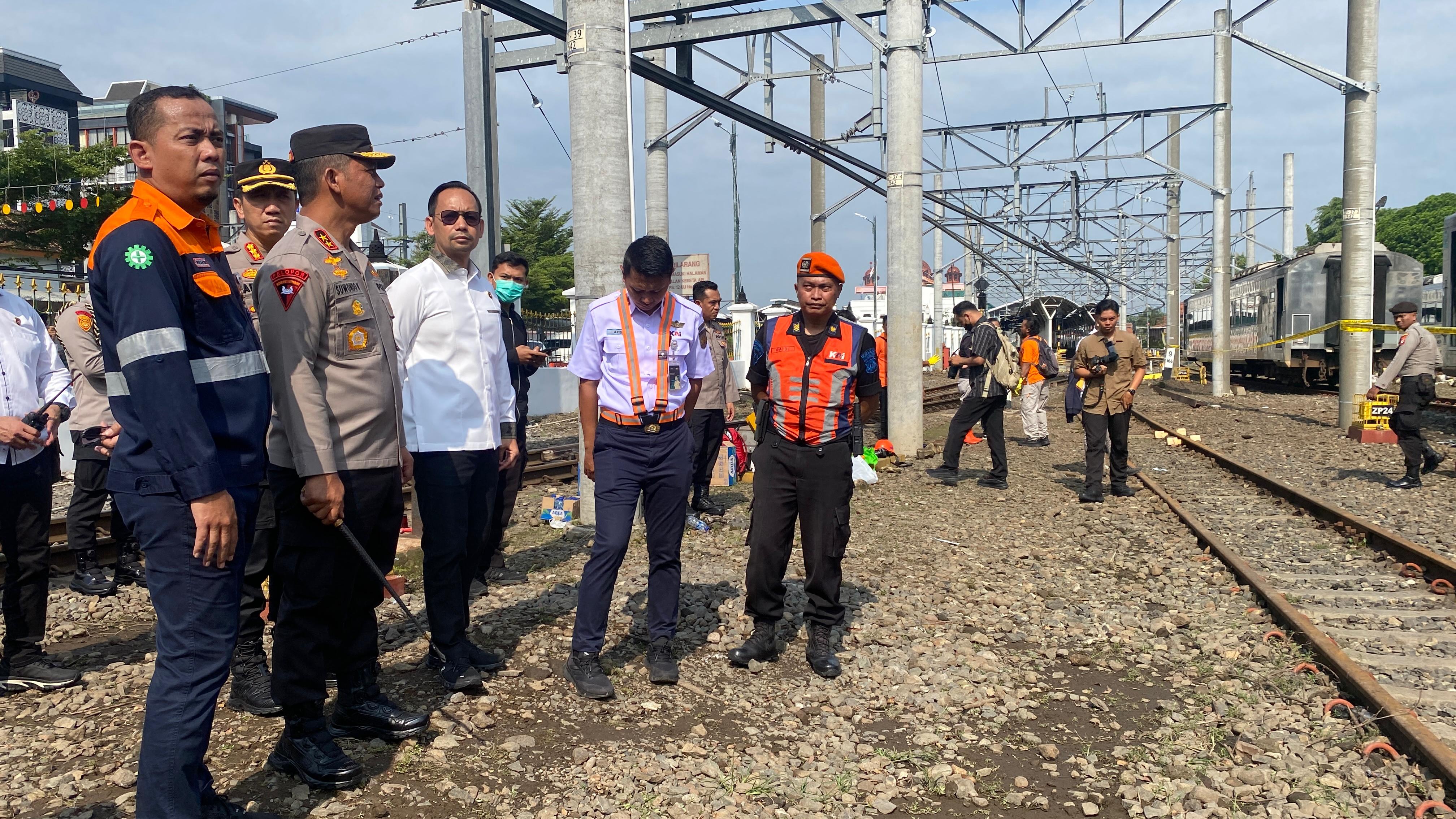 Personel yang terlibat dalam pemadaman gerbong kereta api di Stasiun Tugu Yogyakarta (12/3/2025).