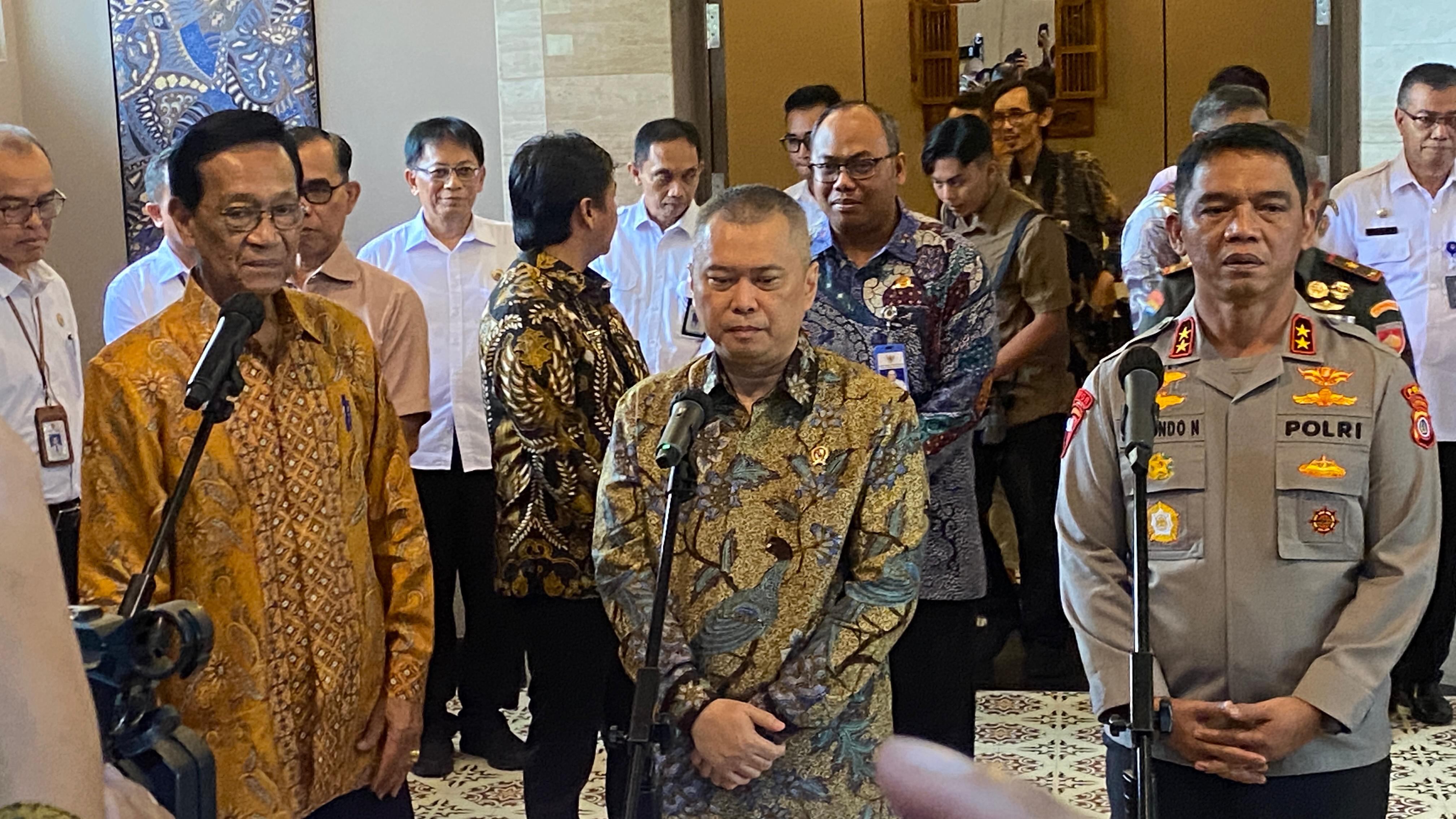 Menhub Dudi Purwagandhi (tengah), Gubernur DIY Hamengku Buwono X (kiri) dan Kapolda DIY Irjen Pol Suwondo Nainggolan (kanan) pasca kunjungi Back Office Smart Peovince, Jogja, Rabu (12/3/2025).