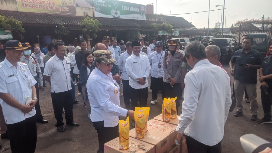 Bupati Gunungkidul Endah Subekti Kuntariningsih saat meninjau kegiatan operasi pasar di Pasar Argosari, Wonosari, Gunungkidul.