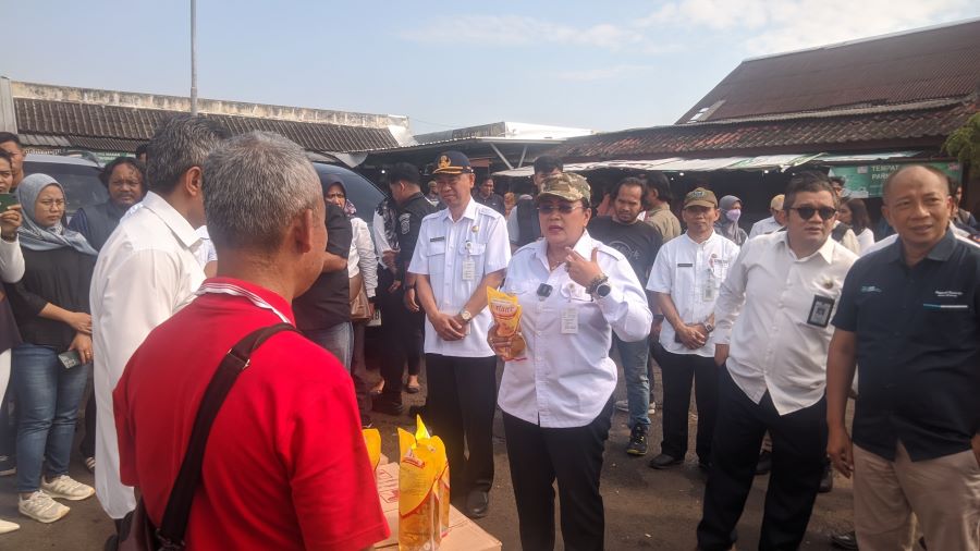 Bupati Gunungkidul Endah Subekti Kuntariningsih bersama TPID DIY saat meninjau harga dan ketersediaan bahan pokok di Pasar Argosari, Wonosari, Gunungkidul, Rabu (12/3).