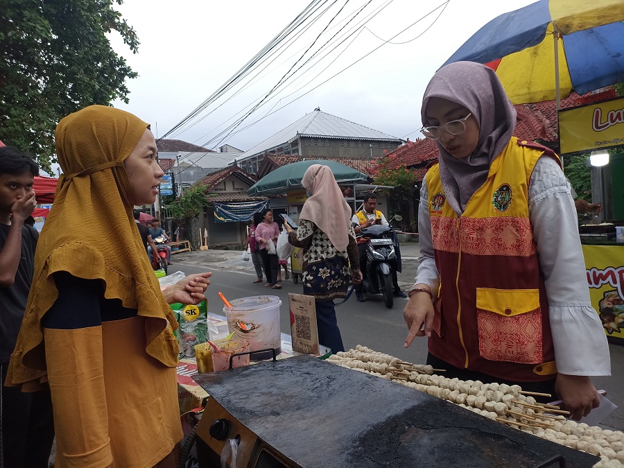 PASTIKAN AMAN: Petugas Dinas Kesehatan Kota Jogja mendatangi salah satu lapak di Pasar Ramadan Jogokaryan, Kota Jogja, Rabu (13/3/2025).