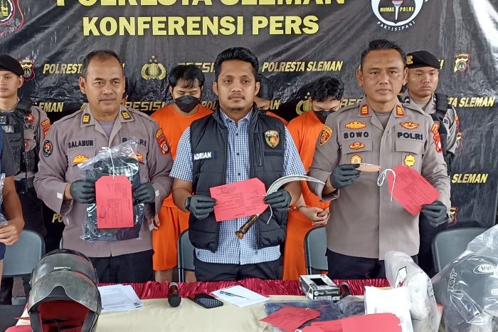 BARANG BUKTI: Kasatreskrim Polresta Sleman AKP Riski Adrian (tengah) menunjukkan sebilah celurit pada kasus pembacokan di Gamping saat jumpa pers di Mapolresta Sleman