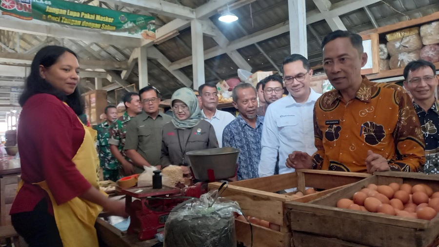 Aris Suharyanta saat mendatangi sejumlah kios pedagang di Pasar Imogiri, Kamis (13/3/2025).