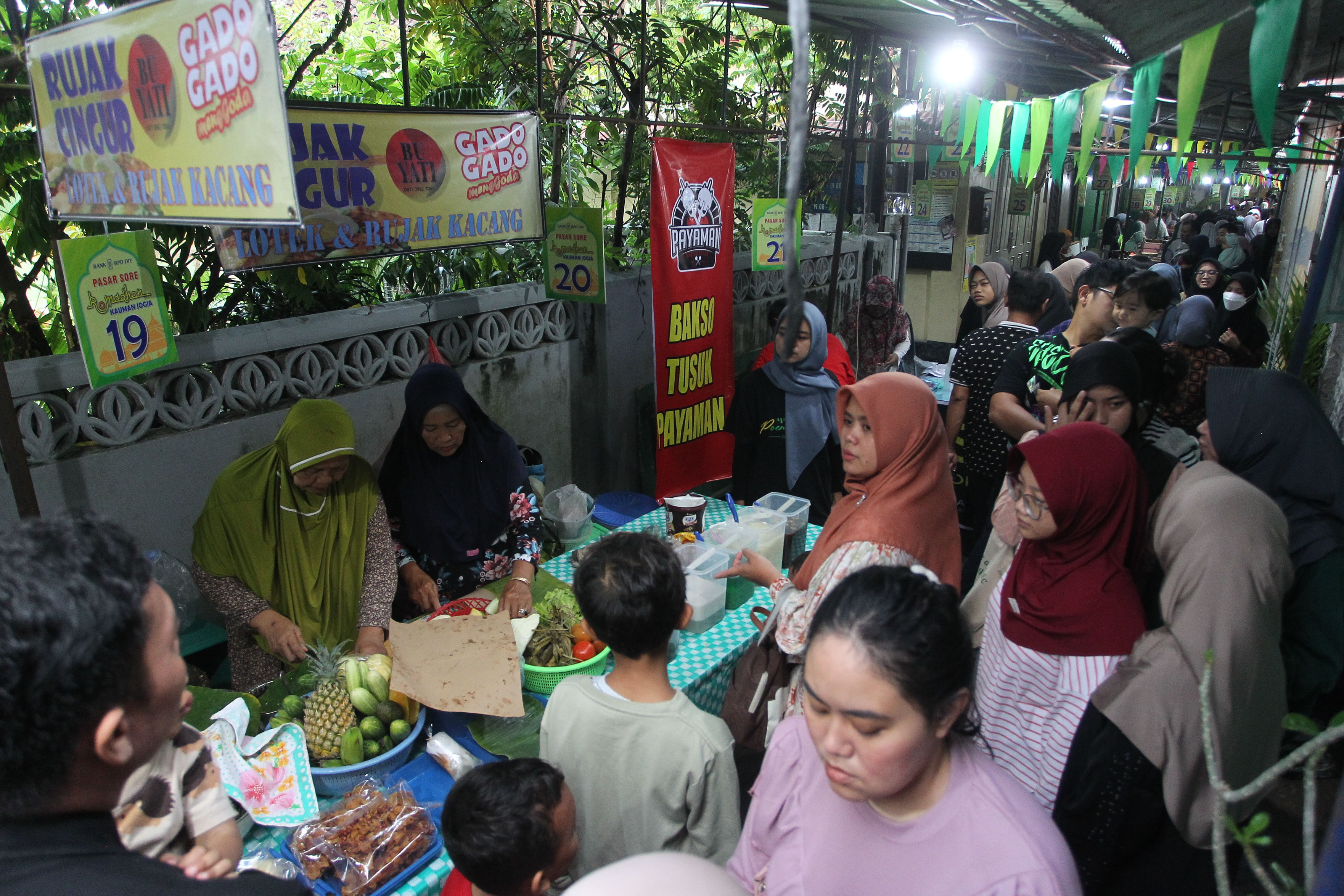 Pasar sore Ramadan Kauman