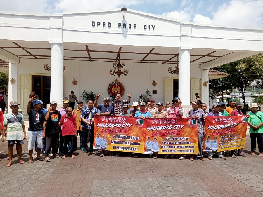 ASPIRASI: Para Pengemudi becak kayuh datangi Gedung DPRD DIY, Kamis (13/3/2025) untuk menyampaikan tuntutan perizinan Apartemen Malioboro City yang belum ada penyelesaian selama 12 tahun.