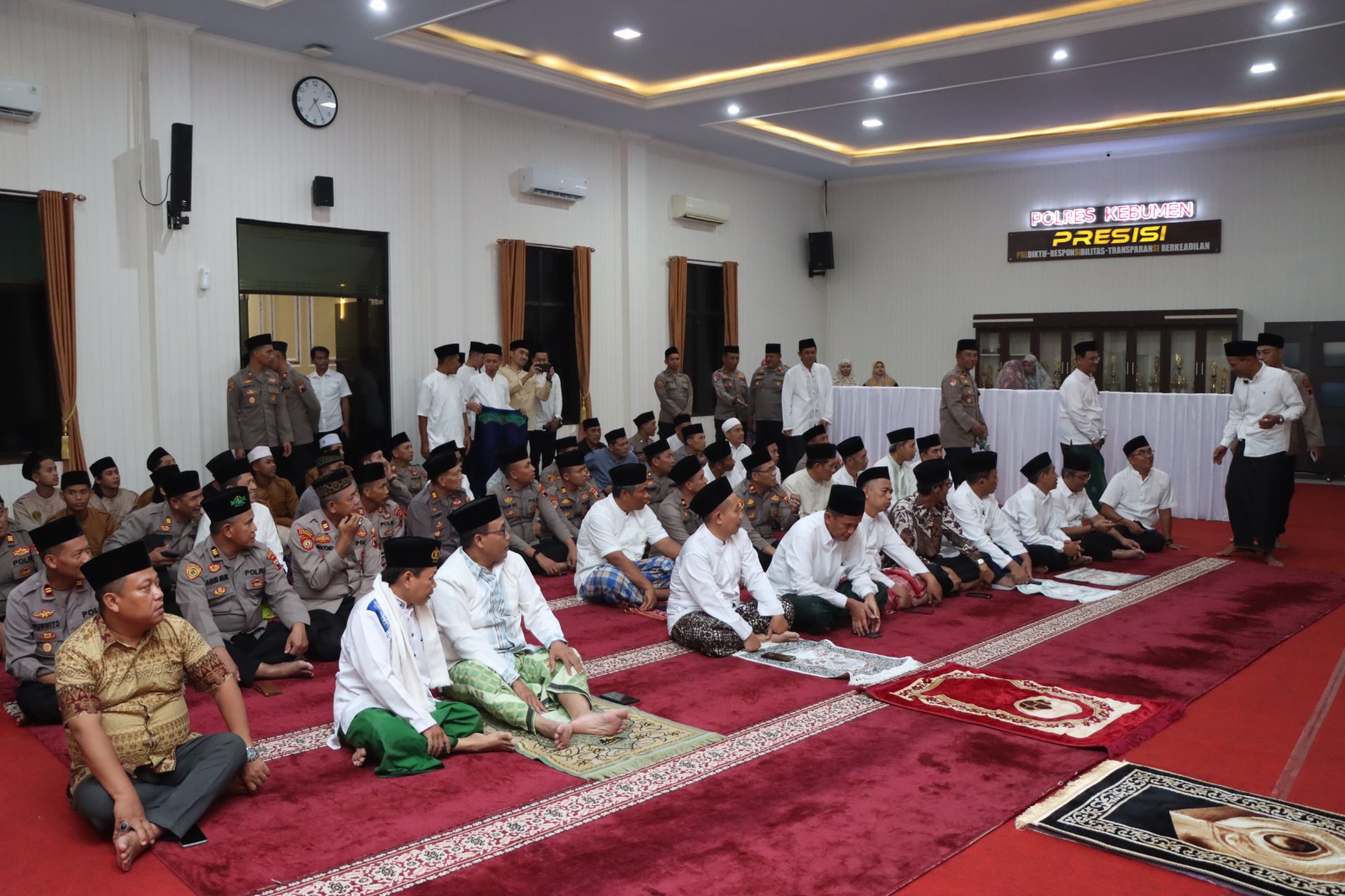 SAFARI RAMADAN : Wakil Bupati Kebumen Zaeni Miftah menjadi imam salat tarawih yang berlangsung di Polres Kebumen.