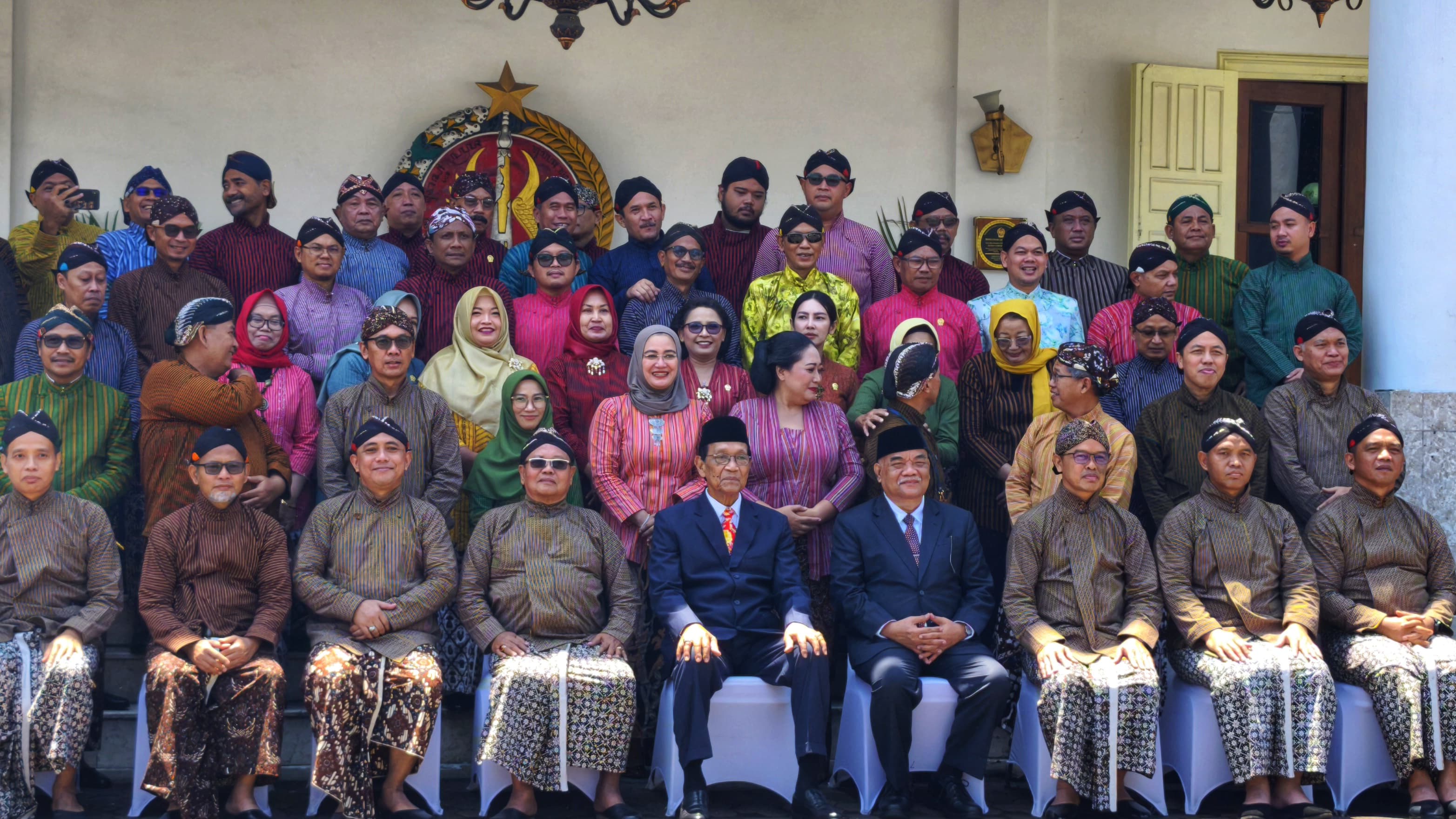 FOTO DULU: Anggota DPRD DIJ foto bersama Gubernur HB X dan Wagub PA X usai Rapat Paripurna Istimewa di Gedung DPRD DIJ, kemarin (13/3).