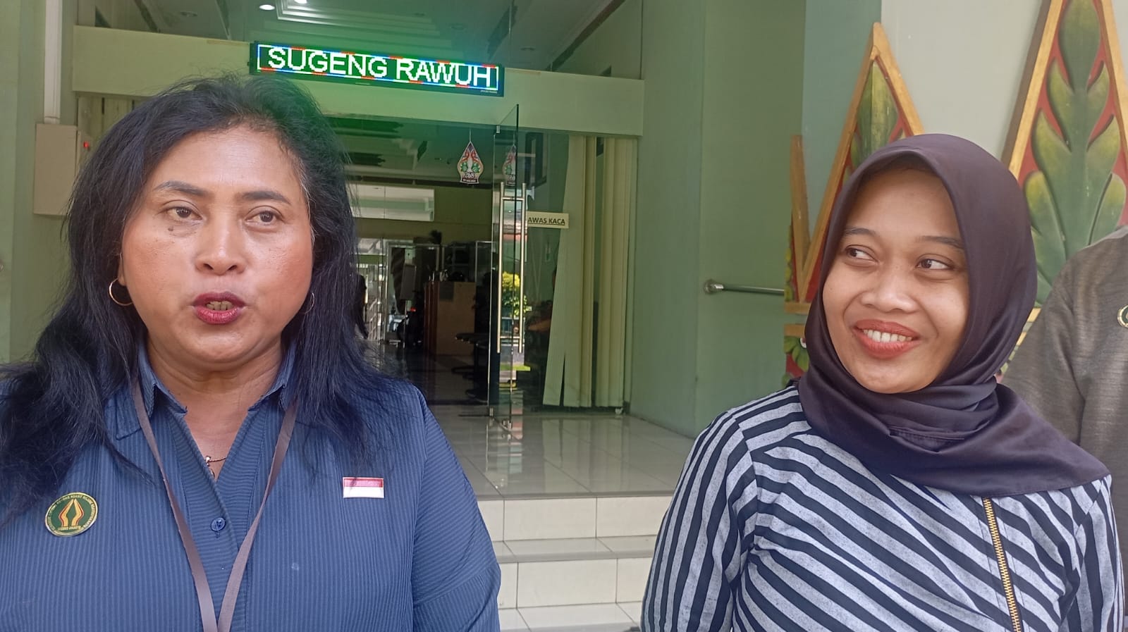 Kepala Bidang Kesejahteraan dan Hubungan Industrial Dinsosnakertrans Kota Jogja Pipin Ani Sulistiati (kiri) saat menyampaikan keterangan, Kamis (13/3/2025).