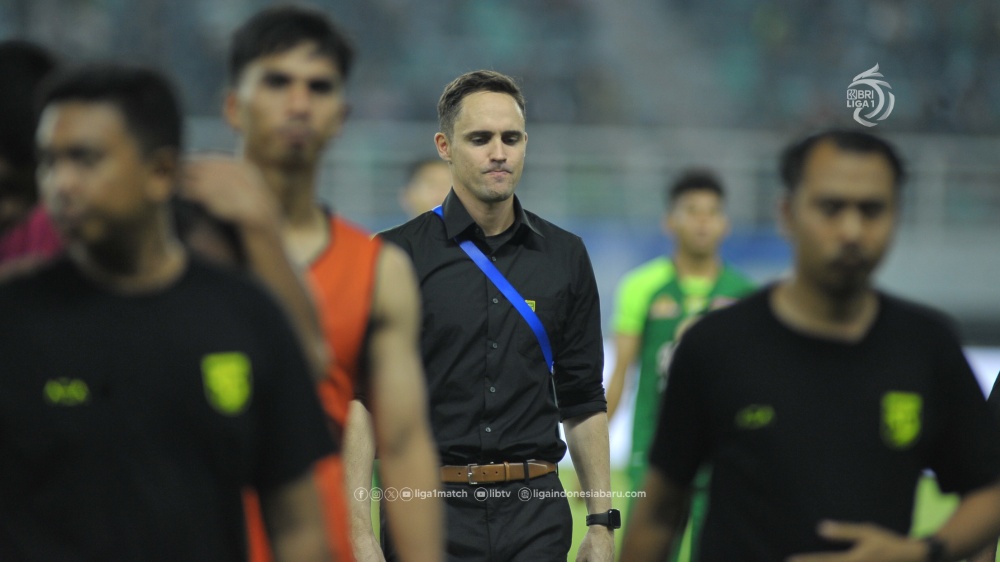 Pelatih Persebaya Surabaya, Paul Munster terlihat kecewa karena gagal meraih kemenangan di menit akhir laga kontra PSIS Semarang