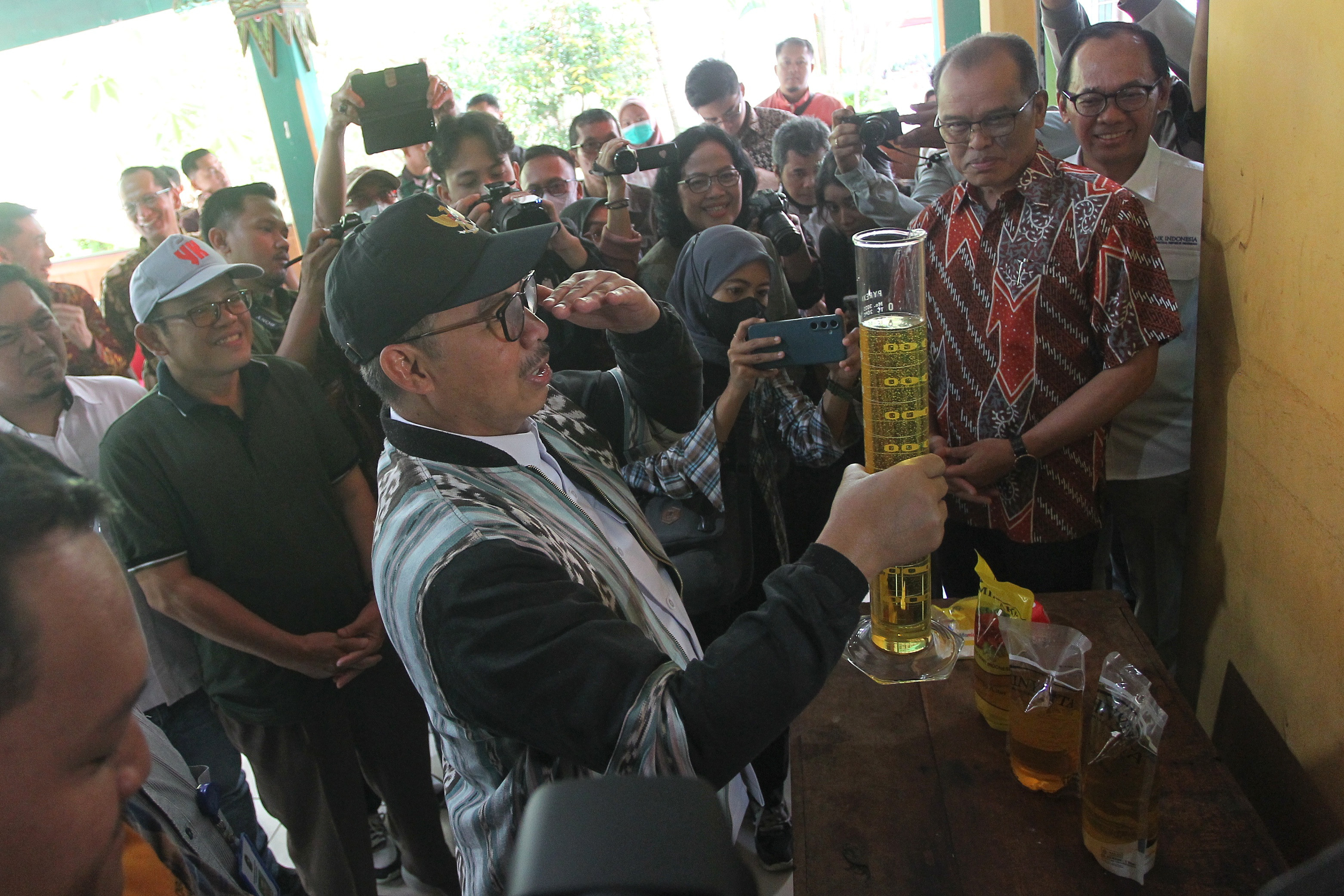 Sekda DIJ Beny Suharsono didampingi Wali Kota Jogja Hasto Wardoyo memeriksa takaran volume Minyakita saat pemantauan harga pangan jelang Lebaran, di Pasar Beringharjo, Kota Jogja,